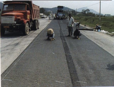 公路用鋼塑土工格柵升級(jí)加固